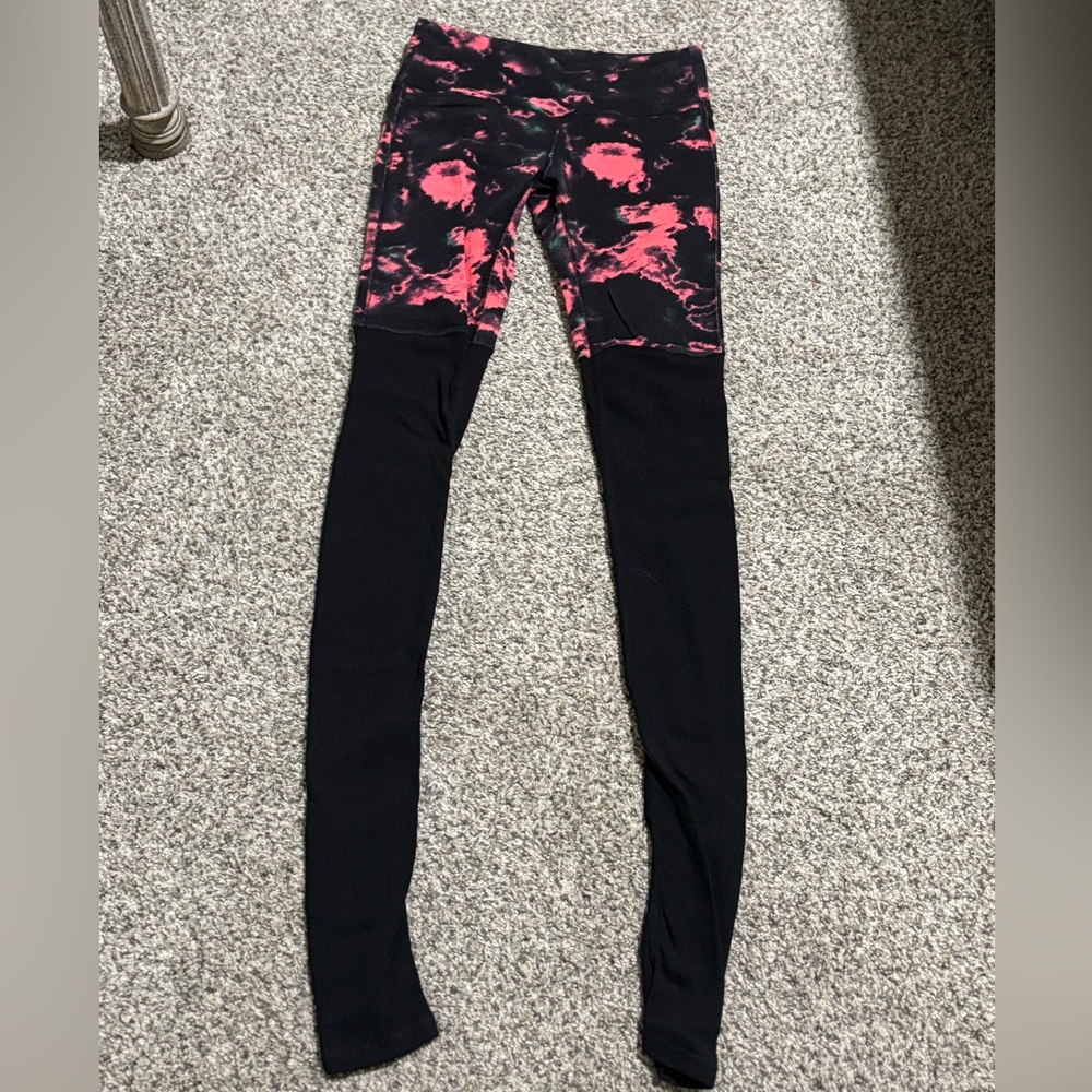 Alo Goddess leggings Size small . Lower Rise